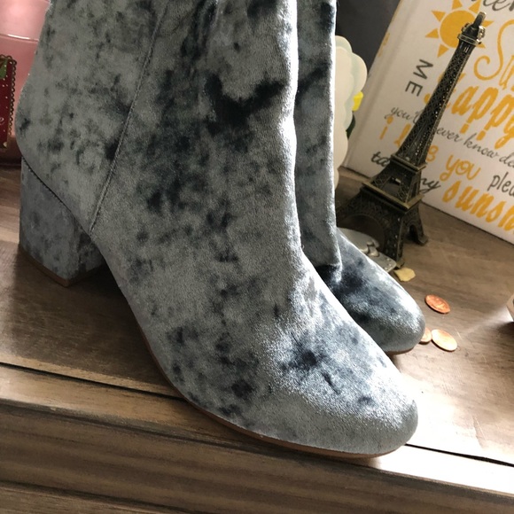 Blue velvet Steve Madden booties - Picture 2 of 3